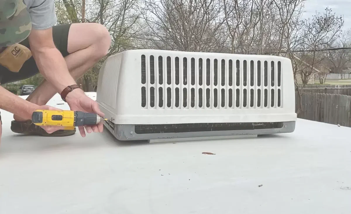 Rooftop AC service on-site in Kendall, FL